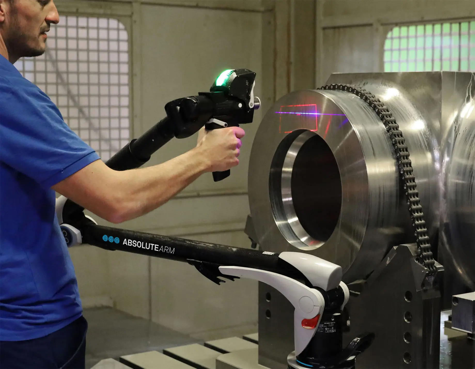 Brazo Absolute Arm con escáner sobre un componente metálico